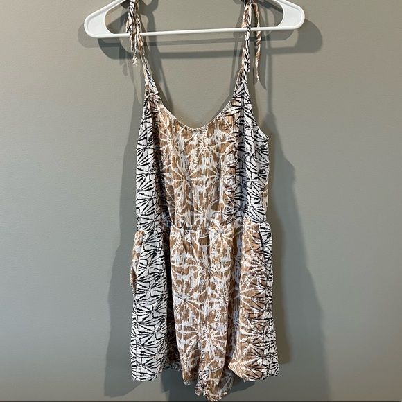 BCBGMAXAZRIA Women's Tan White Black Flowy Romper Medium - Picture 2 of 9